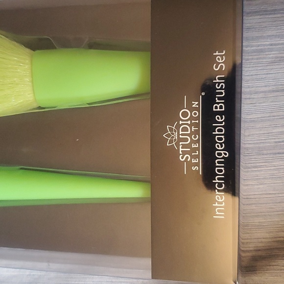 Interchangeable Brush Set. - Picture 2 of 4